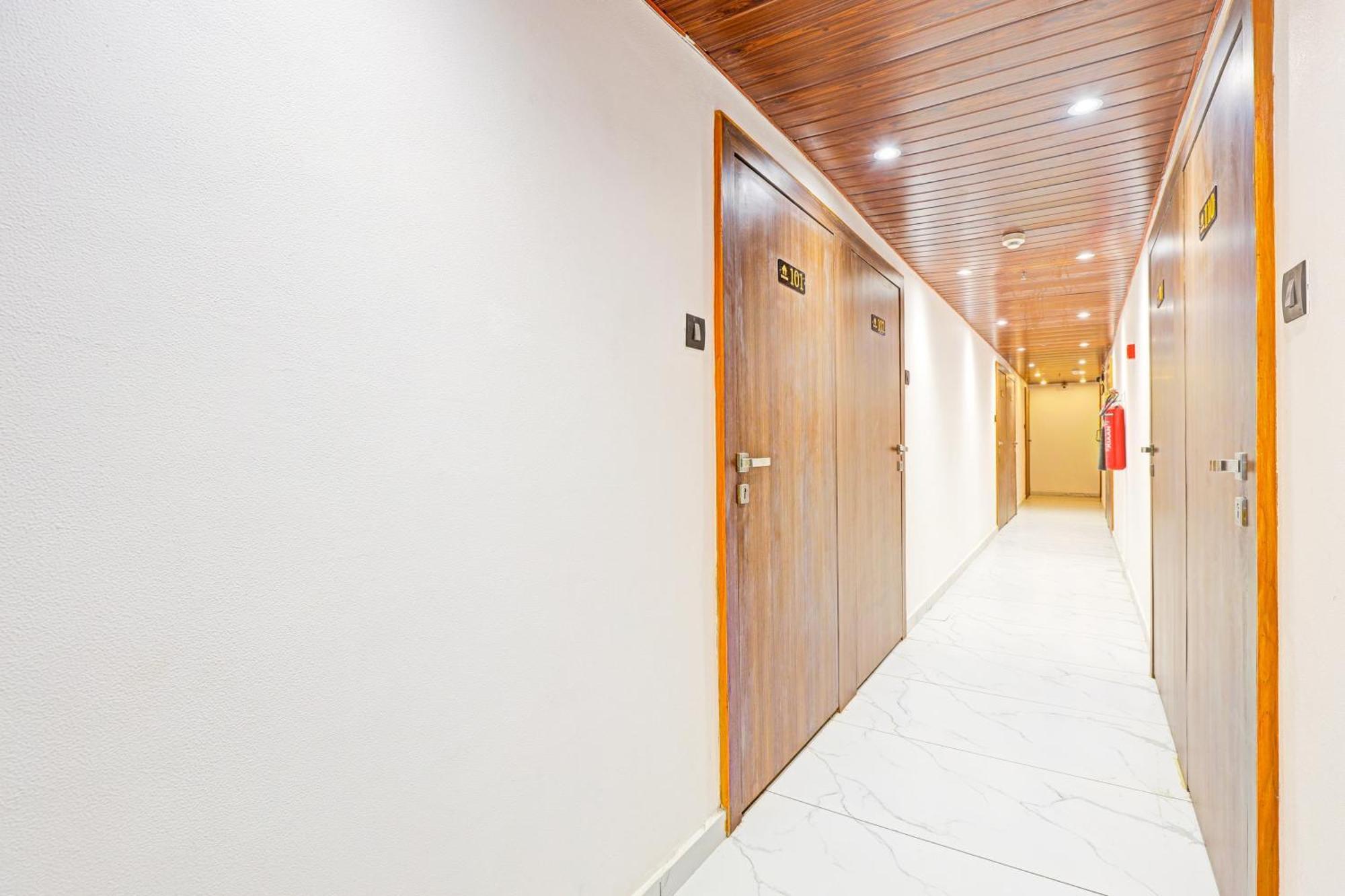 Super Hotel O Althan Formerly Hotel Niraant سورات المظهر الخارجي الصورة