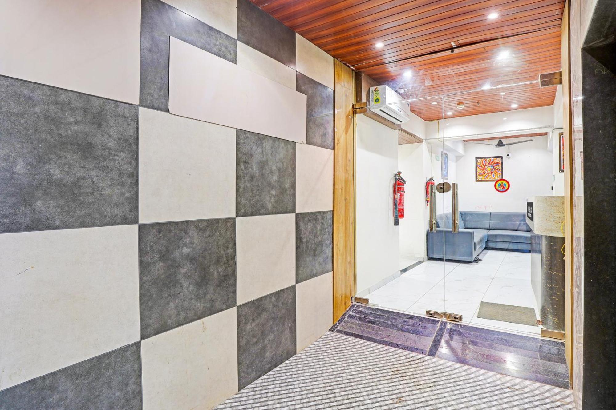 Super Hotel O Althan Formerly Hotel Niraant سورات المظهر الخارجي الصورة