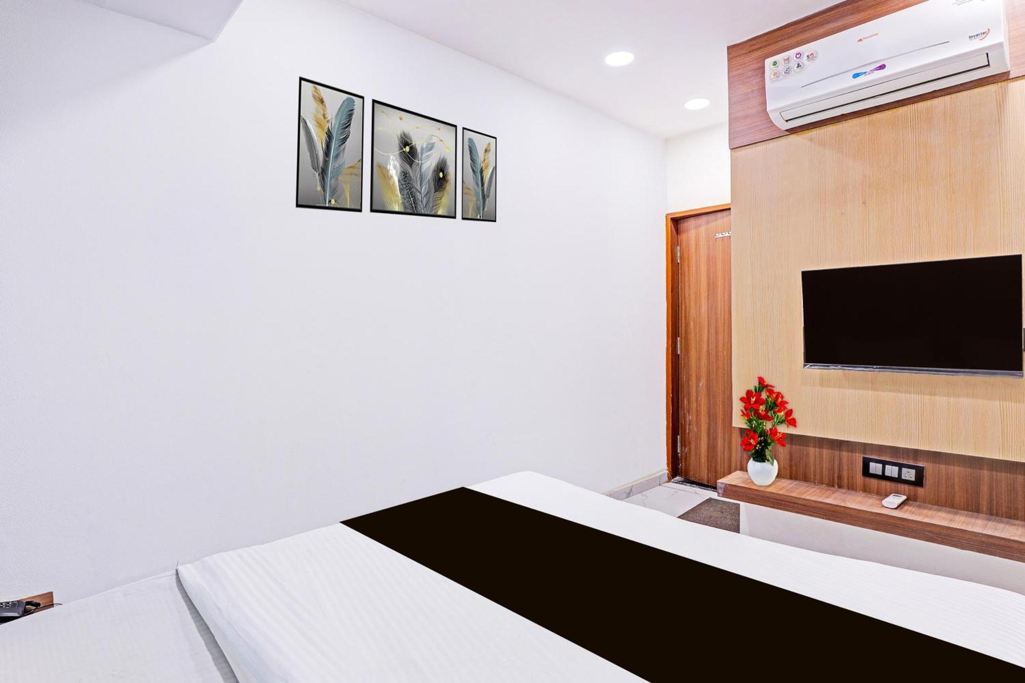 Super Hotel O Althan Formerly Hotel Niraant سورات المظهر الخارجي الصورة
