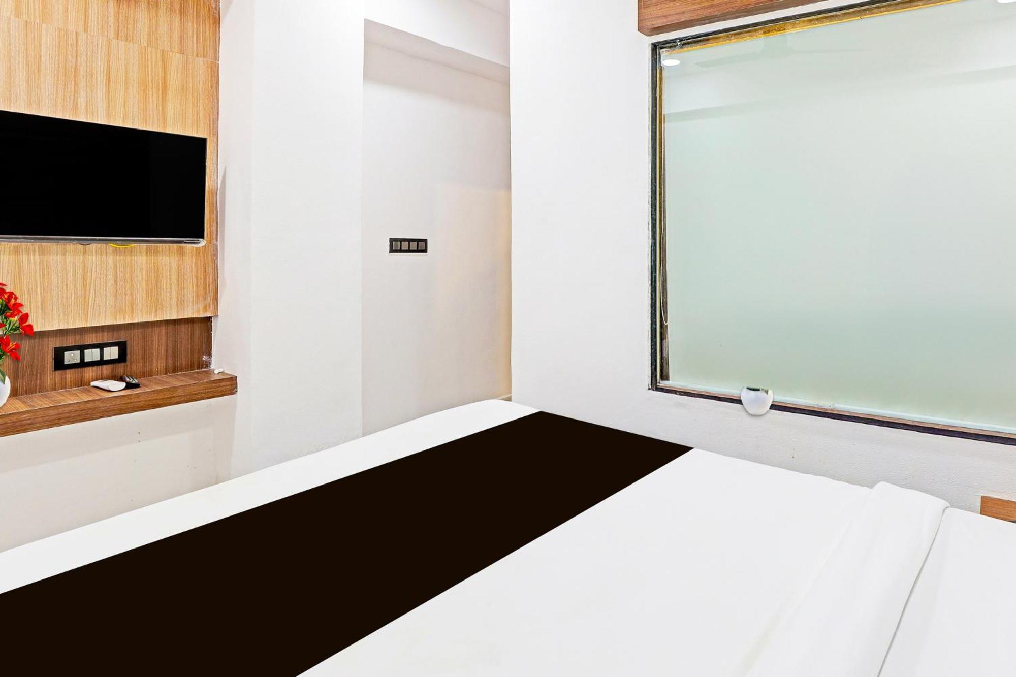 Super Hotel O Althan Formerly Hotel Niraant سورات المظهر الخارجي الصورة